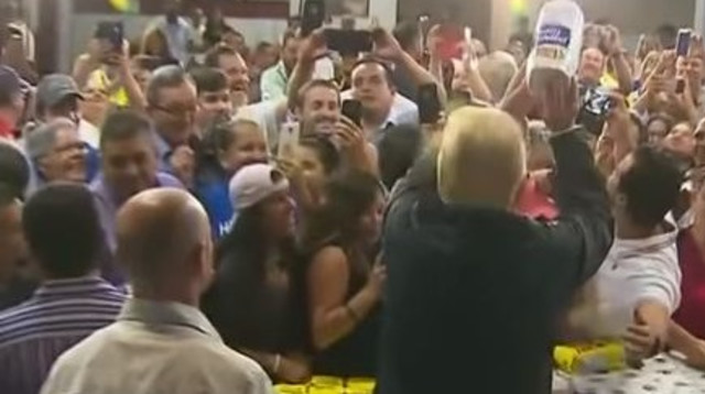 דונלד טראמפ מחלק מצרכים לתושבי פוארטו ריקו (צילום: יוטיוב)