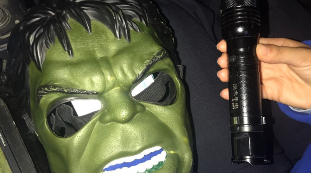 שוקר ומסיכת הענק הירוק בירושלים (צילום: דוברות המשטרה)