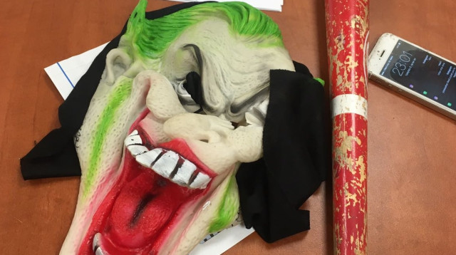 מסכת ליצן (צילום: דוברות המשטרה)