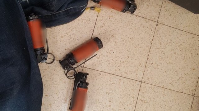 הרימונים שנמצאו בביתו של אחד החשודים (צילום: דוברות המשטרה)