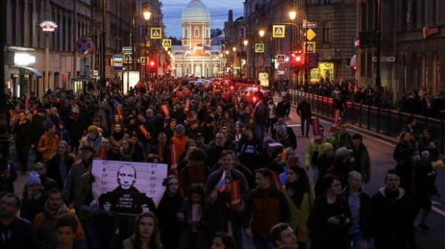 הפגנה נגד פוטין בסנט פטרסבורג  (צילום: רויטרס)