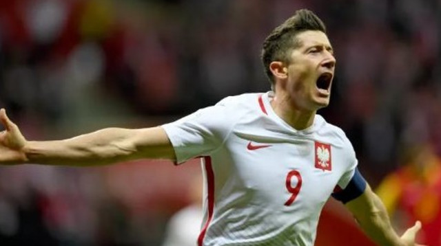 לבנדובסקי חוגג מונדיאל ושיא (צילום: AFP)