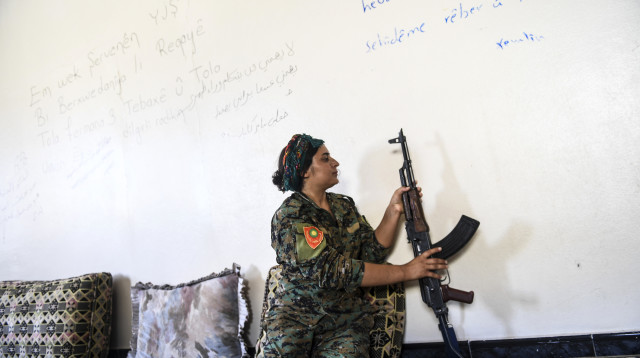 לוחמת של ה-YPG, ארכיון (צילום: AFP)