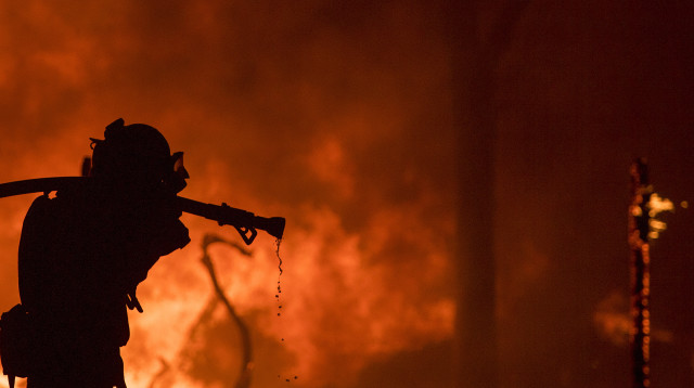 לוחם אש נלחם בשריפה (צילום: AFP)