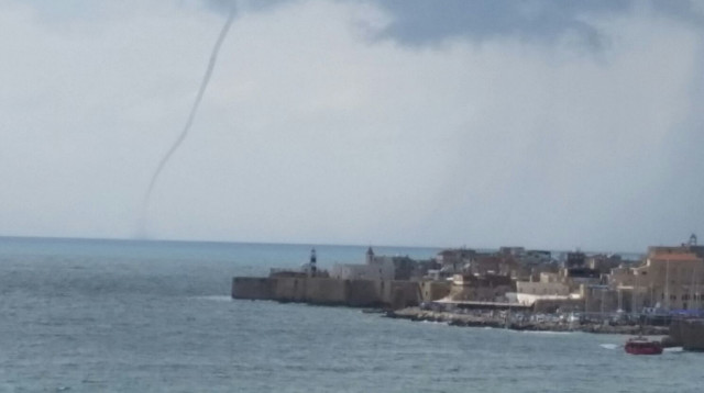 סגרירי וגשום, נד מים בעכו (צילום: מוטי זינגרביץ)