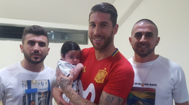 סרחיו ראמוס עם סרחיו סתאוי, בנו של האיל סתאוי (צילום: המדרדיסטה)