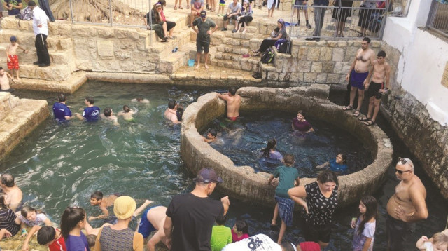 מטיילים בעין מבוע בשמורת נחל פרת (צילום: חגי דביר)