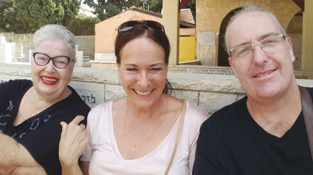 סאם, דיאנה ובלהה בבית העלמין בזיכרון יעקב (צילום: באדיבות המשפחה)