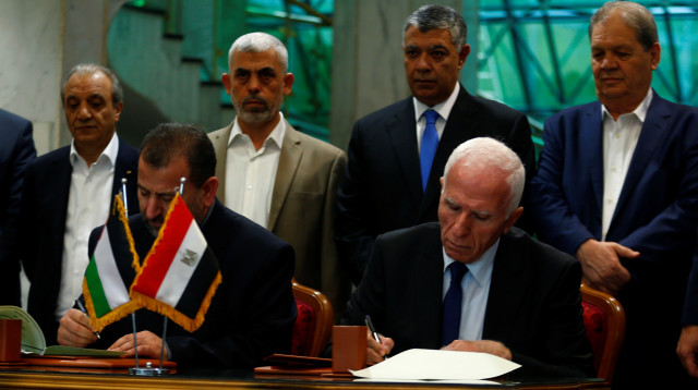 רגעי החתימה על ההסכם בין פתח לחמאס (צילום: רויטרס)