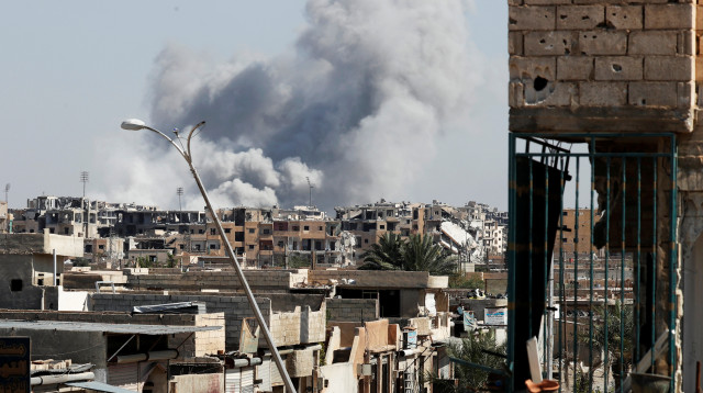 הפצצה נגד כוחות דאעש בא-רקה (צילום: רויטרס)