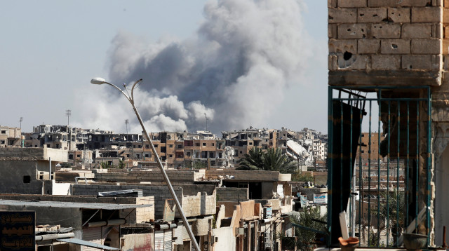 עשן עולה לאחר הפצצה בעיר הסורית א-ראקה (צילום: רויטרס)