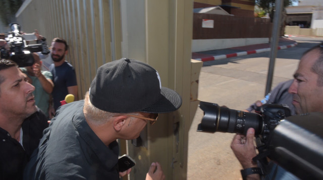 קובי פרץ בכניסה לכלא מעשיהו (צילום: אבשלום ששוני)