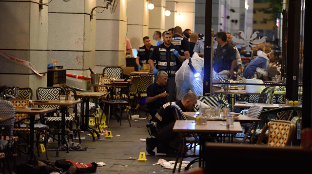 זירת הפיגוע בשרונה (צילום: גילי יערי, פלאש 90)