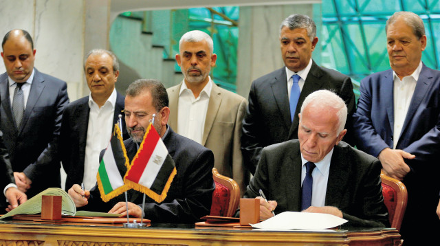 החתימה על הסכם הפיוס בין פת"ח לחמאס (צילום: רויטרס)