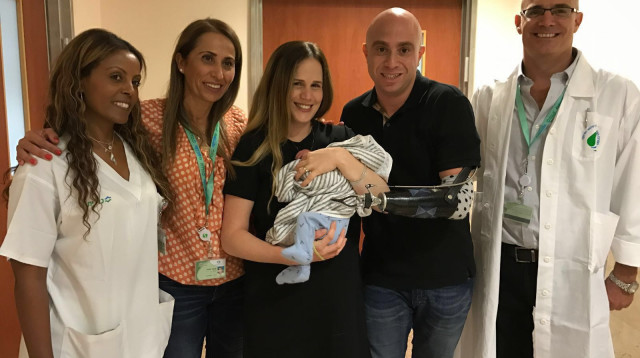 זיו ועדי שילון עם הרך הנולד והצוות הרפואי ב"סורוקה" (צילום: רחל דוד, סורוקה)