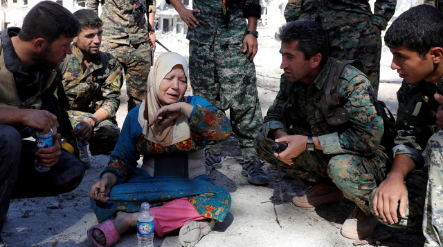 אישה שביתה נהרס, א-רקה (צילום: רויטרס)