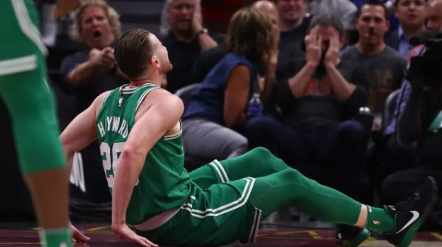 גורדון הייוורד לאחר הפציעה (צילום: AFP)