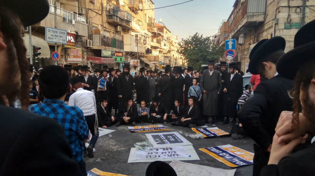 חרדים מפגינים בכיכר השבת (צילום: דוד אלימלך/TPS)