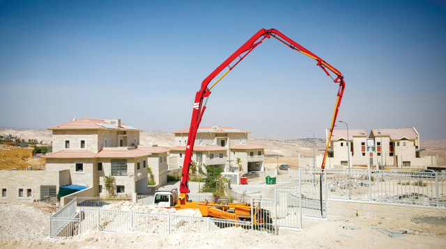 פרויקט בנייה במעלה אדומים (צילום: מרים אלסטר, פלאש 90)