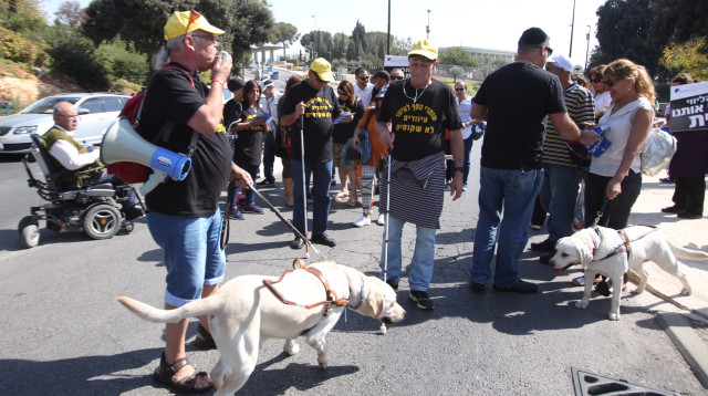 מחאת העיוורים מול הכנסת (צילום: מרק ישראל סלם)