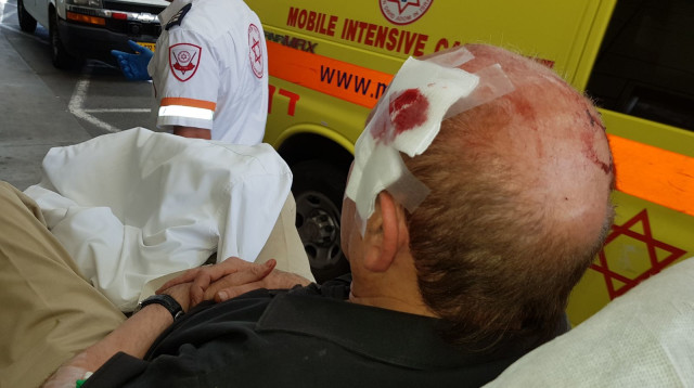 קשיש שהותקף על ידי נתין זר בתל אביב  (צילום: דוברות מד"א)