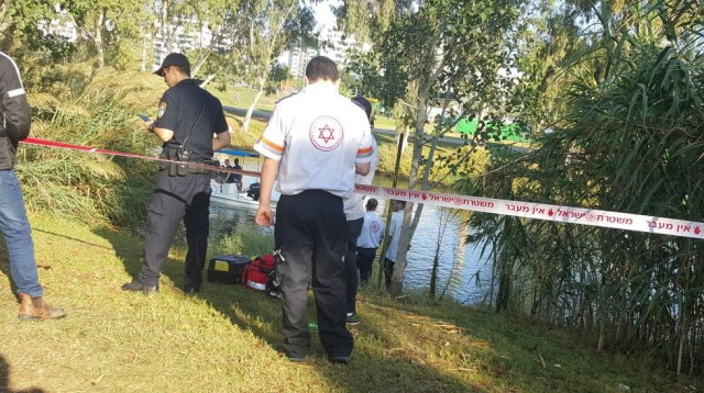גופה נמצאה בנחל הירקון, תל אביב (צילום: תיעוד מבצעי מד"א)