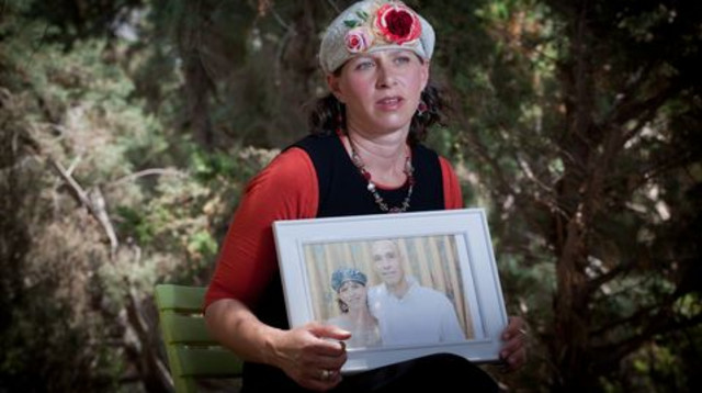 הדס מזרחי עם תמונתו של ברוך  (צילום: רענן כהן)