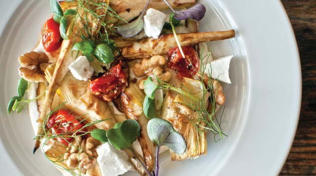 יאסו ארטישוק צעיר צלוי על הפלנצ'ה  (צילום: דרור ביהם)