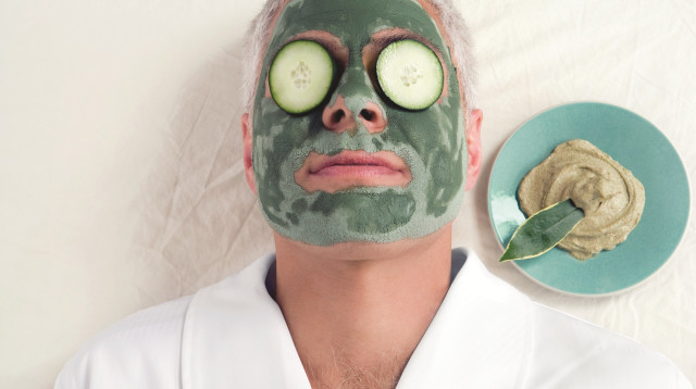 גבר מקבל טיפול פנים (צילום: אינג אימג')