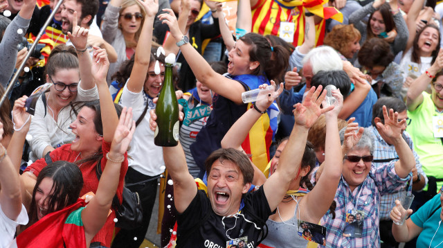 תושבי קטלוניה חוגגים לאחר אישור הפרלמנט את הכרזת העצמאות (צילום: רויטרס)
