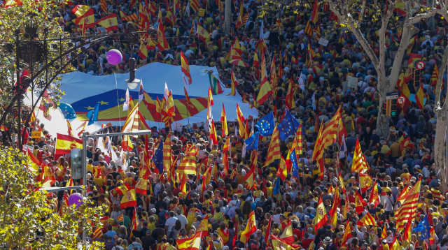 מאות אלפים מפגינים בעד איחוד עם ספרד, ברצלונה (צילום: רויטרס)