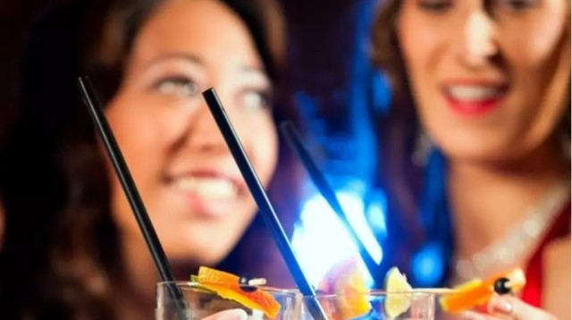 נשים שותות בפאב (צילום: אינגאימג')