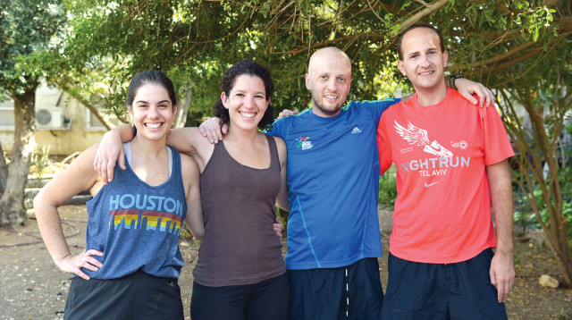 דייב קיי, אשתו וחבריו (צילום: מאיר וקנין, סוכנות ג'יני)