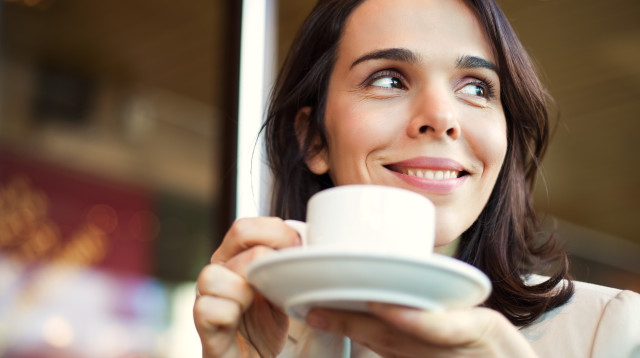 אישה שותה קפה, צילום אילוסטרציה (צילום: istockphoto)