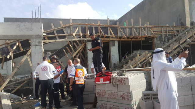 קריסת הגג באתר בנייה בנגב (צילום: מד"א)