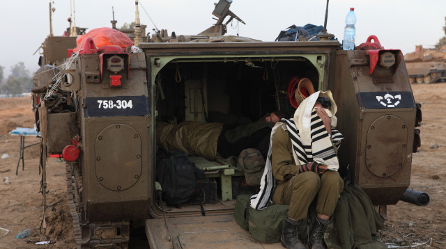 חייל דתי על נגמ"ש ליד גבול רצועת עזה (צילום: יעקב נעמי, פלאש 90)