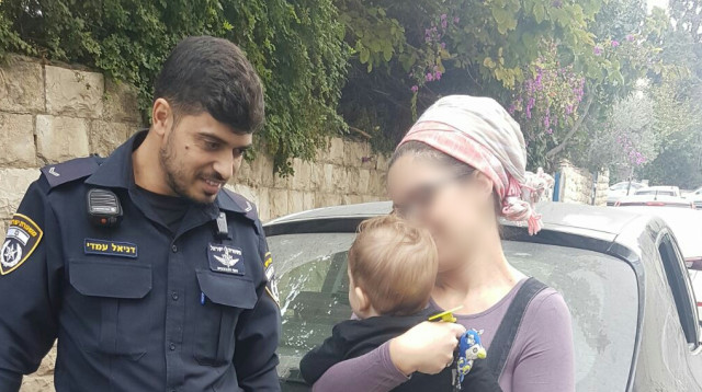 האם, בנה והשוטר שחילץ את התינוק (צילום: דוברות המשטרה)