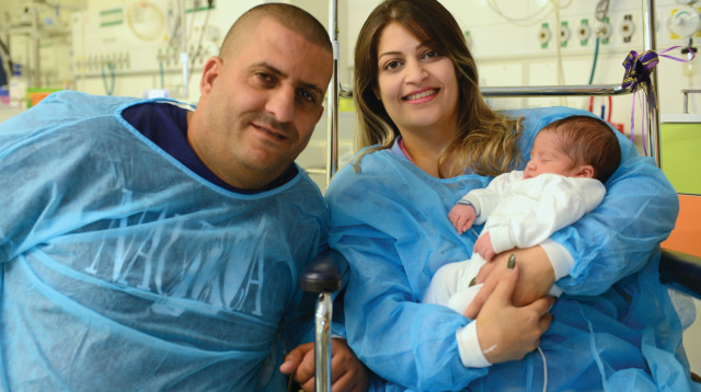 סוזאן זעזע עם התינוקת בבית החולים (צילום: נתנאל אייזיק, דוברות רמב"ם.)