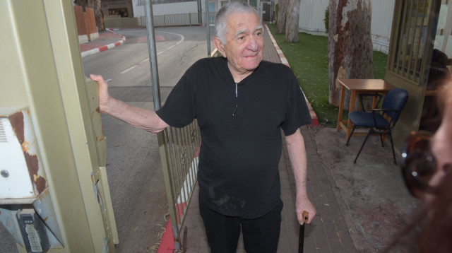 ראש עיריית ר"ג ראש עיריית ר"ג לשעבר צבי בר משוחרר מהכלא צבי בר משוחרר מהכלא  (צילום: אבשלום ששוני)