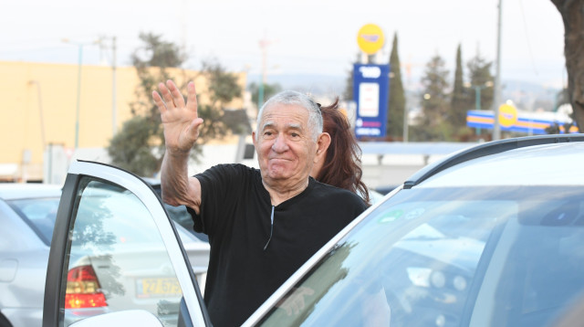 צבי בר ביציאה מכלא מעשיהו  (צילום: אבשלום ששוני)