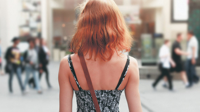 אישה הולכת ברחוב, אילוסטרציה (צילום: אינג אימג')