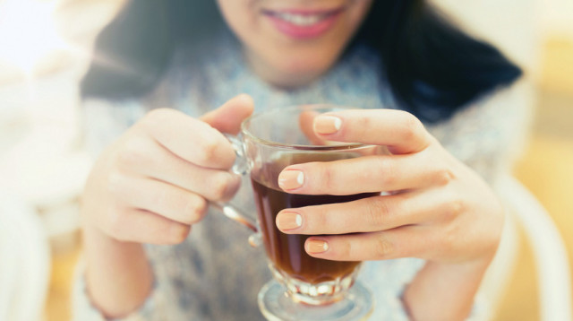 אישה שותה תה, אילוסטרציה (צילום: אינג אימג')