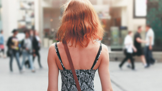 אישה ברחוב, אילוסטרציה (צילום: אינגאימג)