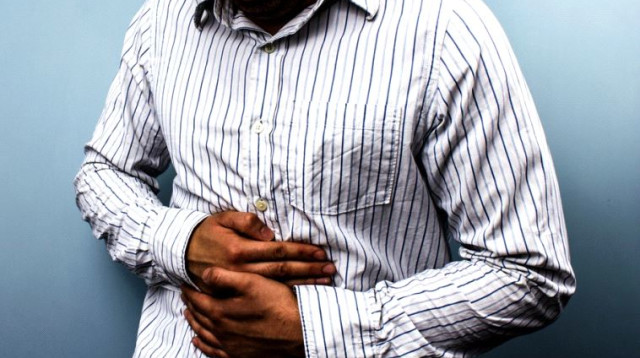 כאב בטן גבר (צילום: ingimage ASAP)