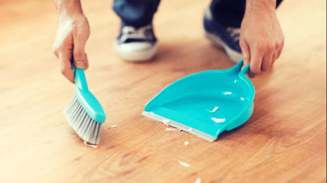 גבר מנקה (צילום: ingimage ASAP)