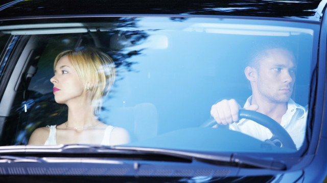 זוג באוטו (צילום: אינג אימג')