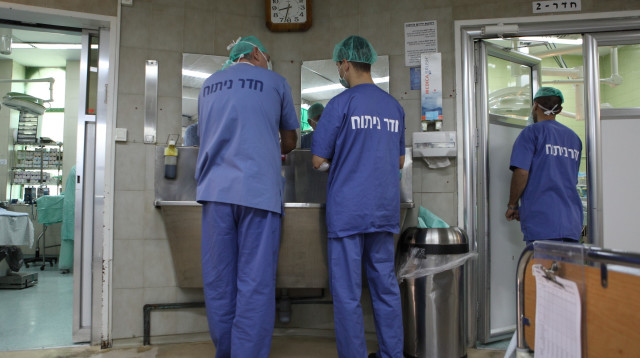 רופאים בחדר ניתוח, ארכיון (צילום: יעקב נאומי,פלאש 90)