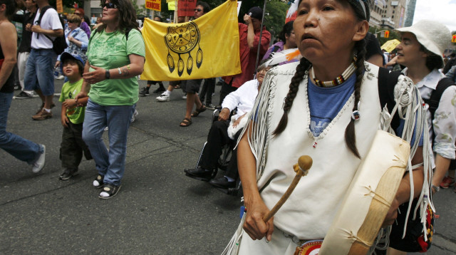 אינדיאני עם תוף שמאני (צילום: רויטרס)