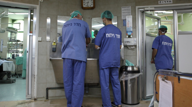 רופאים בחדר ניתוח, אילוסטרציה (צילום: פלאש 90)