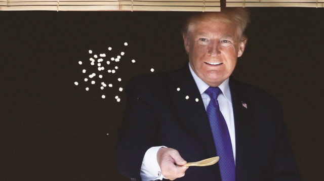 דונלד טראמפ מאכיל דגי קוי (צילום: רויטרס)